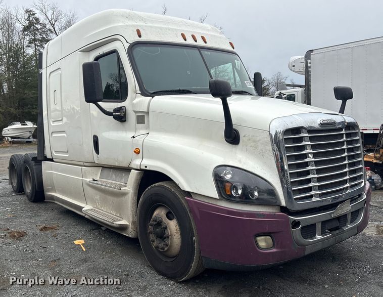image for item YA1476 2020 Freightliner Cascadia semi truck
