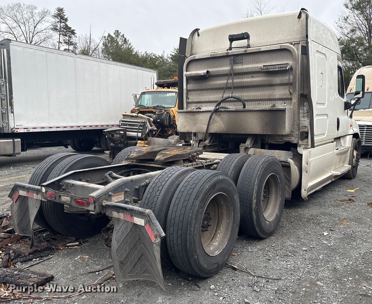 image for item YA1476 2020 Freightliner Cascadia semi truck