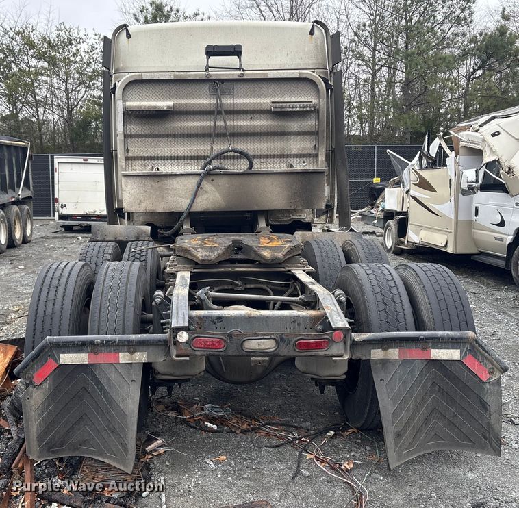 image for item YA1476 2020 Freightliner Cascadia semi truck