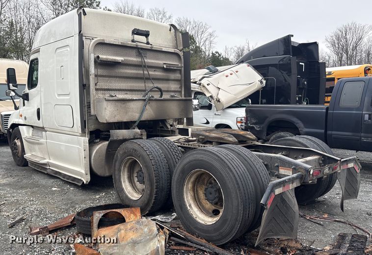 image for item YA1476 2020 Freightliner Cascadia semi truck