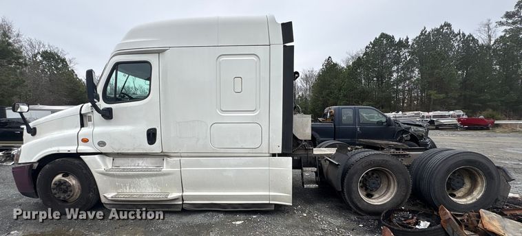 image for item YA1476 2020 Freightliner Cascadia semi truck