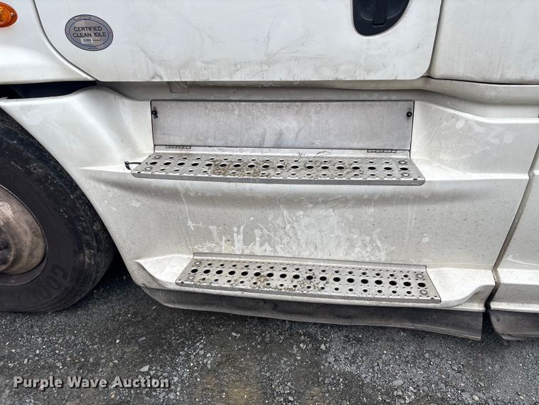 image for item YA1476 2020 Freightliner Cascadia semi truck