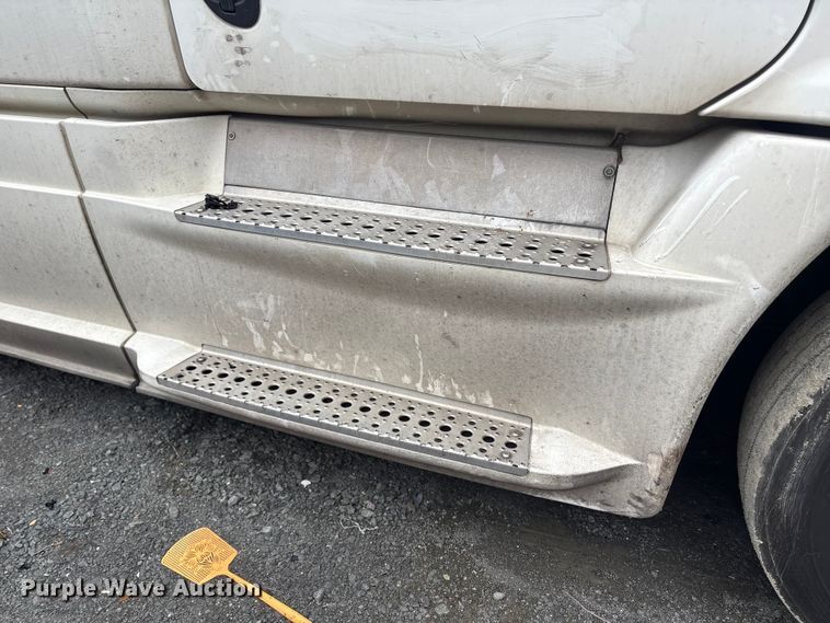 image for item YA1476 2020 Freightliner Cascadia semi truck