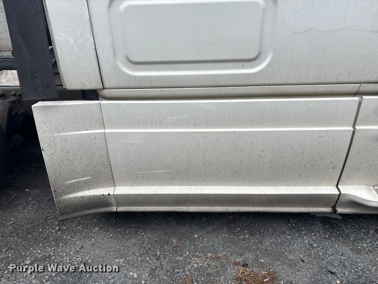 image for item YA1476 2020 Freightliner Cascadia semi truck