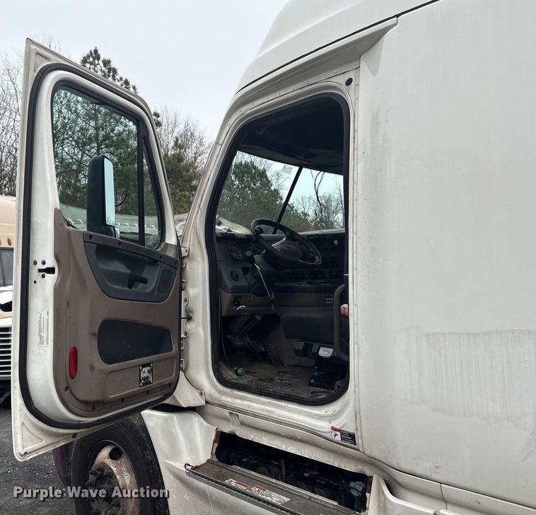 image for item YA1476 2020 Freightliner Cascadia semi truck