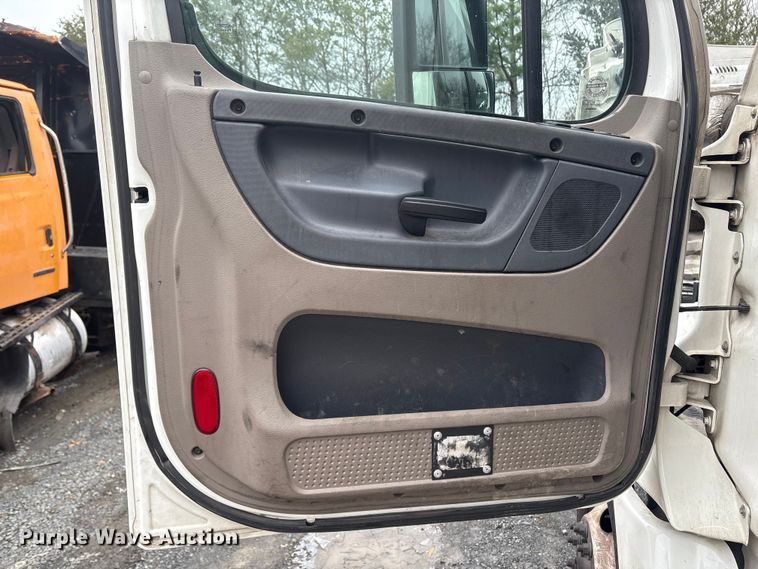 image for item YA1476 2020 Freightliner Cascadia semi truck