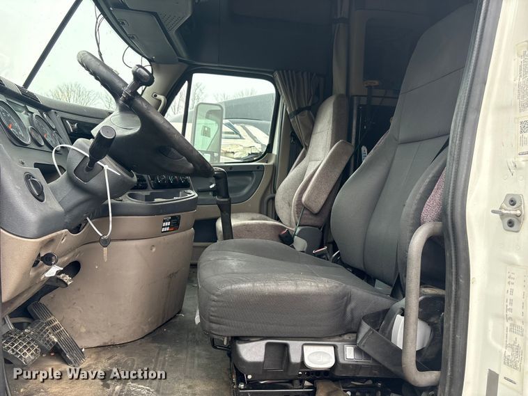 image for item YA1476 2020 Freightliner Cascadia semi truck