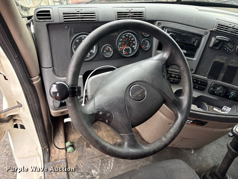 image for item YA1476 2020 Freightliner Cascadia semi truck