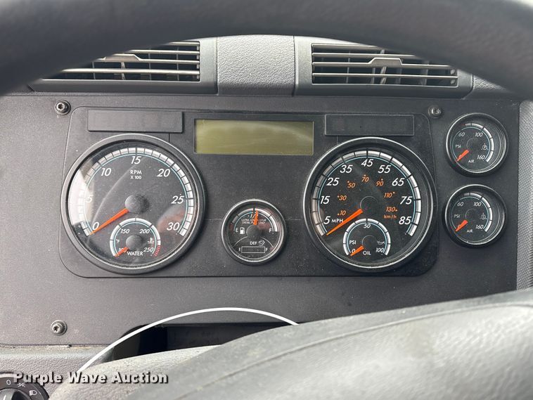 image for item YA1476 2020 Freightliner Cascadia semi truck