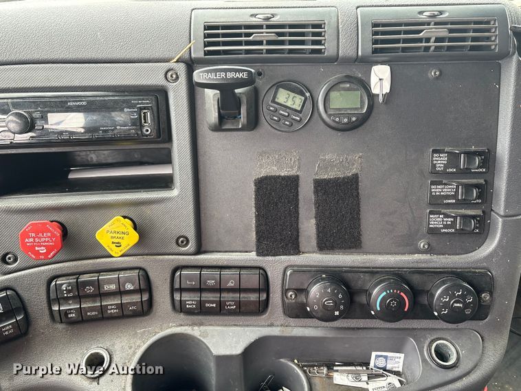 image for item YA1476 2020 Freightliner Cascadia semi truck