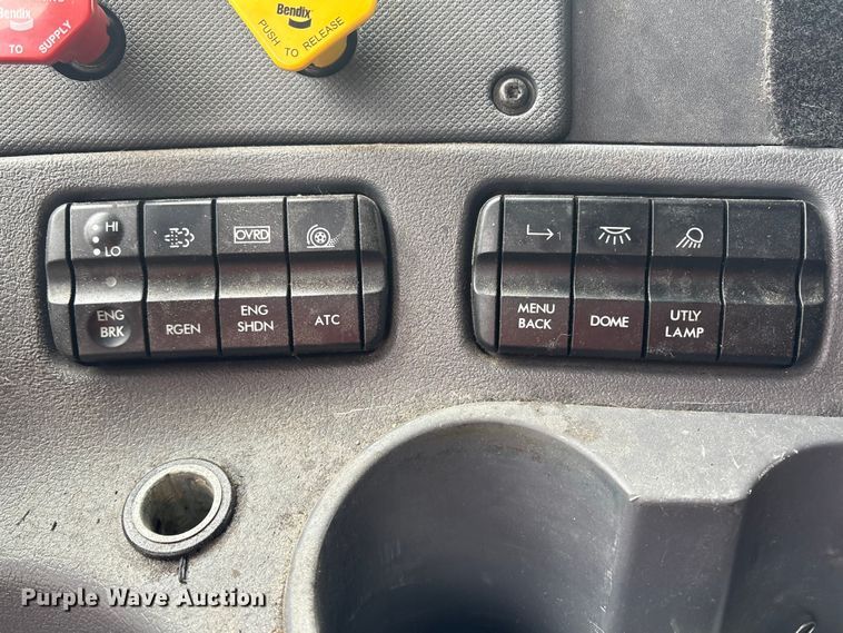 image for item YA1476 2020 Freightliner Cascadia semi truck