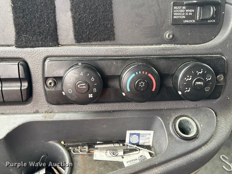 image for item YA1476 2020 Freightliner Cascadia semi truck