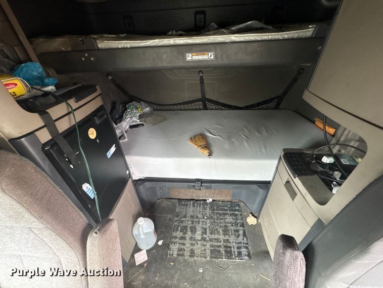 image for item YA1476 2020 Freightliner Cascadia semi truck