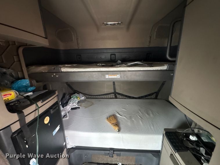 image for item YA1476 2020 Freightliner Cascadia semi truck