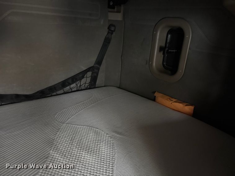 image for item YA1476 2020 Freightliner Cascadia semi truck