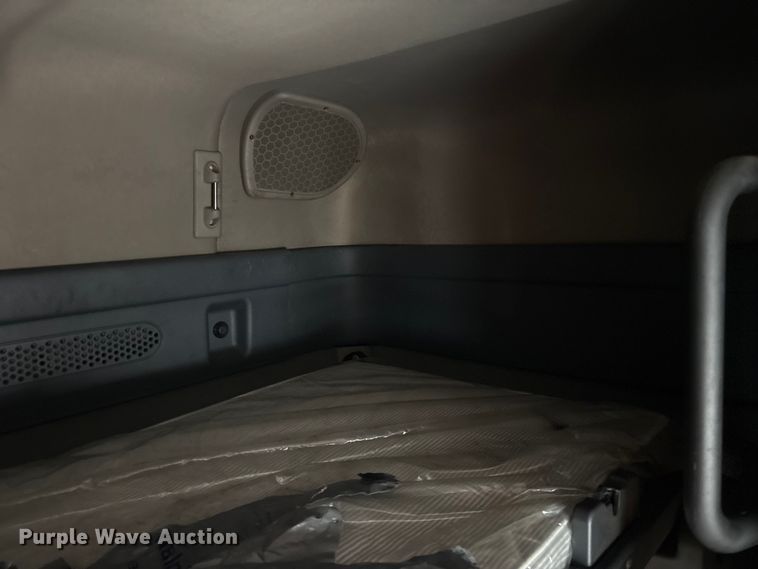 image for item YA1476 2020 Freightliner Cascadia semi truck