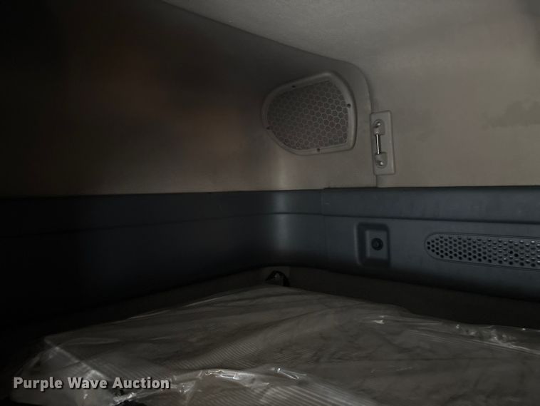 image for item YA1476 2020 Freightliner Cascadia semi truck