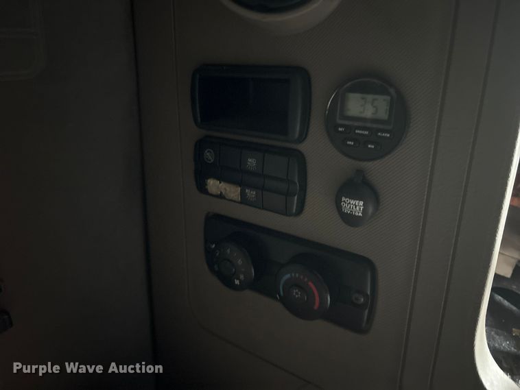 image for item YA1476 2020 Freightliner Cascadia semi truck