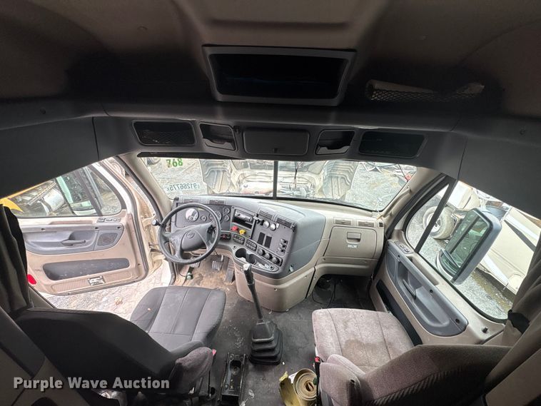 image for item YA1476 2020 Freightliner Cascadia semi truck