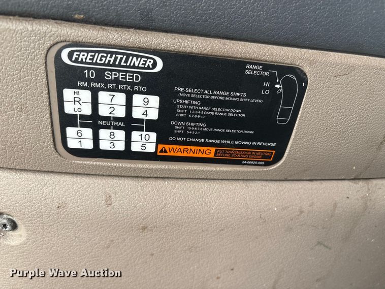 image for item YA1476 2020 Freightliner Cascadia semi truck