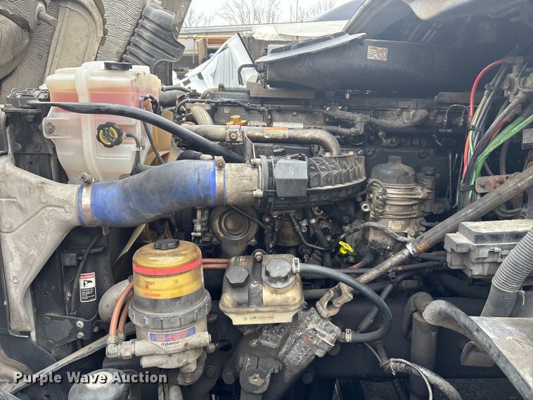 image for item YA1476 2020 Freightliner Cascadia semi truck