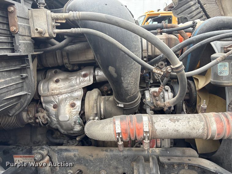 image for item YA1476 2020 Freightliner Cascadia semi truck