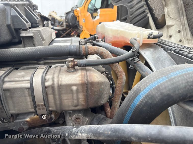 image for item YA1476 2020 Freightliner Cascadia semi truck