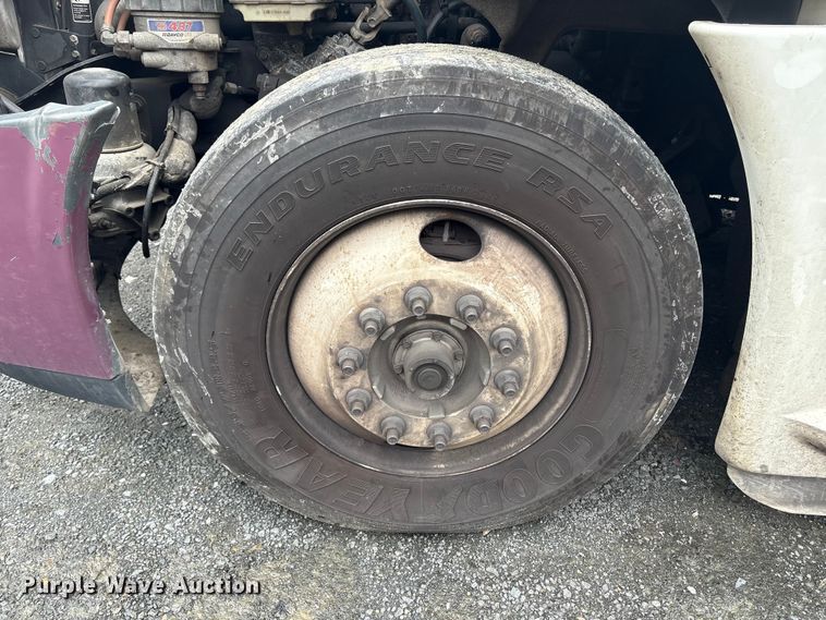 image for item YA1476 2020 Freightliner Cascadia semi truck