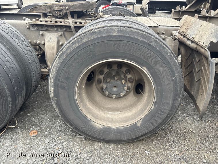 image for item YA1476 2020 Freightliner Cascadia semi truck