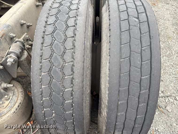 image for item YA1476 2020 Freightliner Cascadia semi truck