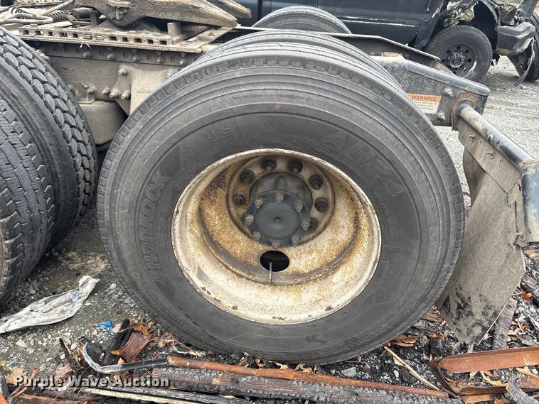 image for item YA1476 2020 Freightliner Cascadia semi truck