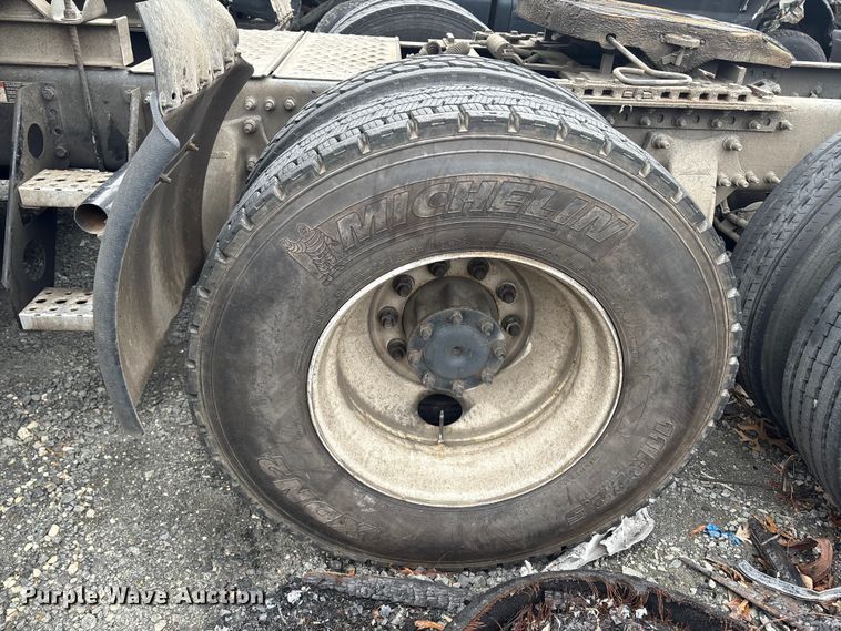 image for item YA1476 2020 Freightliner Cascadia semi truck