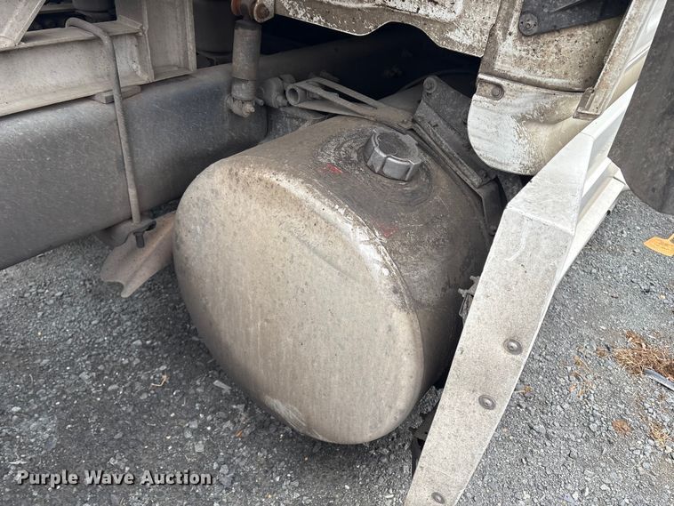 image for item YA1476 2020 Freightliner Cascadia semi truck