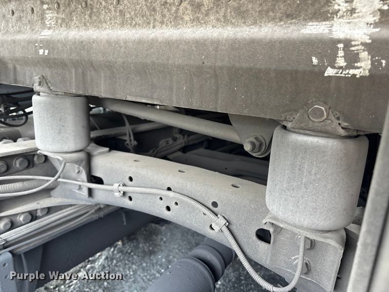 image for item YA1476 2020 Freightliner Cascadia semi truck