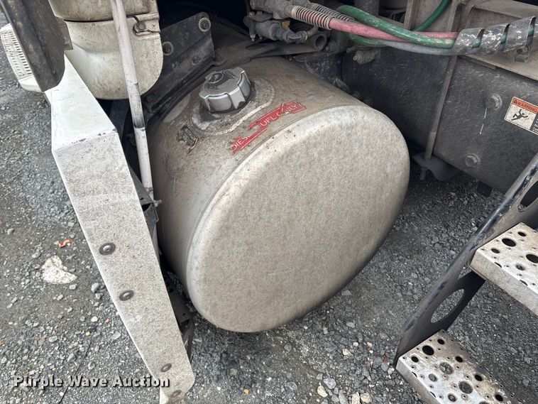 image for item YA1476 2020 Freightliner Cascadia semi truck