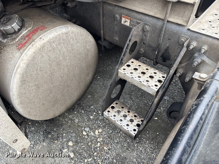 image for item YA1476 2020 Freightliner Cascadia semi truck