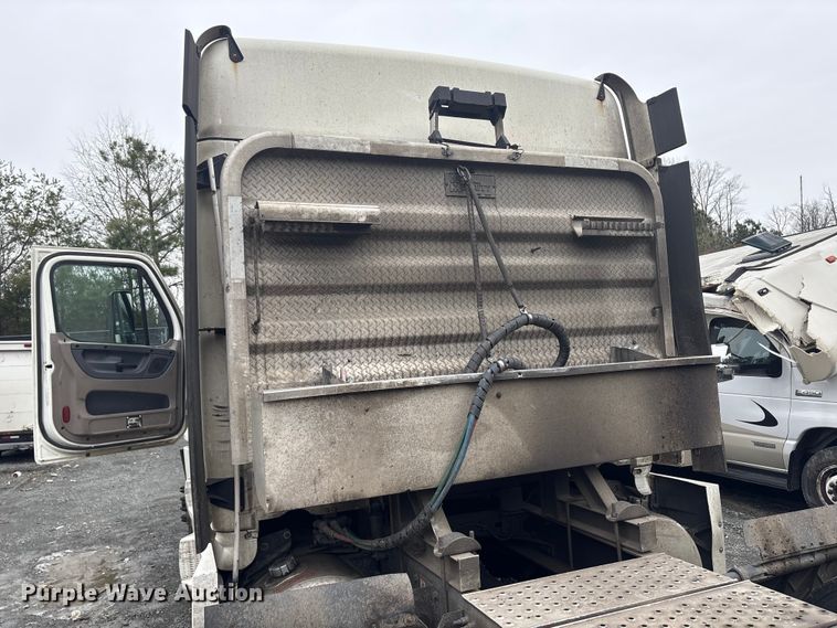 image for item YA1476 2020 Freightliner Cascadia semi truck