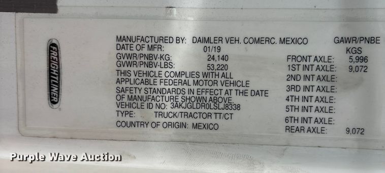 image for item YA1476 2020 Freightliner Cascadia semi truck