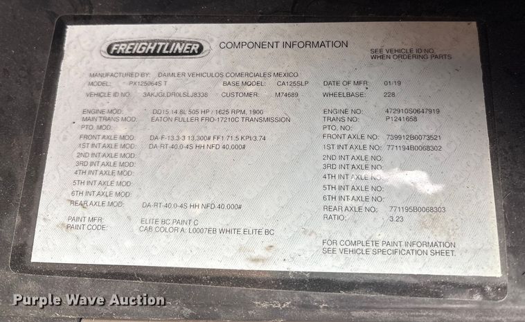 image for item YA1476 2020 Freightliner Cascadia semi truck