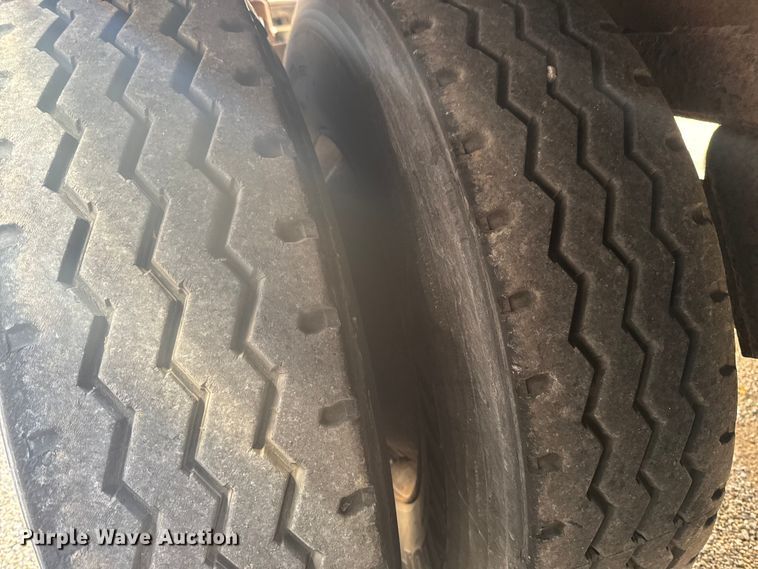 image for item YA1517 1995 Wabash dry van trailer