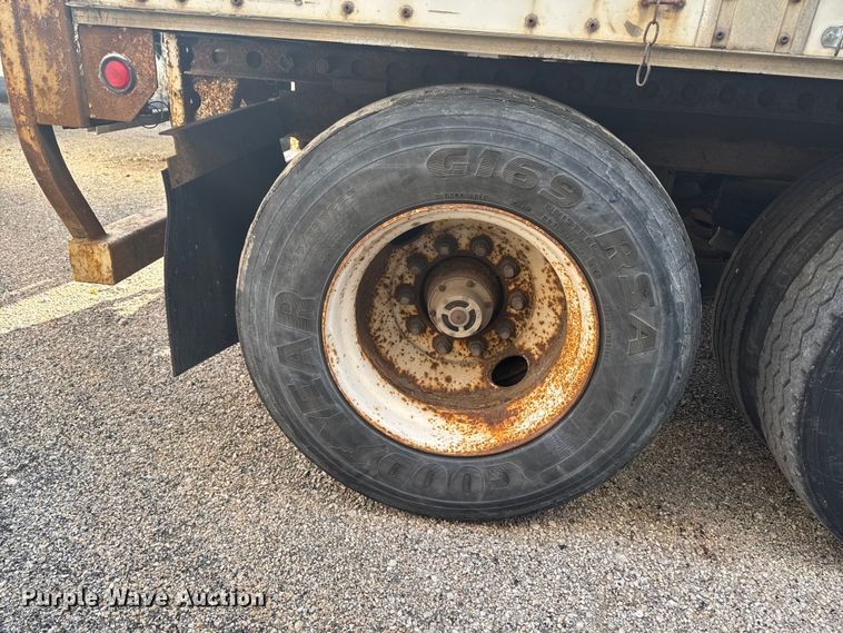 image for item YA1517 1995 Wabash dry van trailer