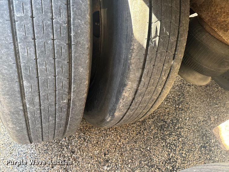 image for item YA1517 1995 Wabash dry van trailer