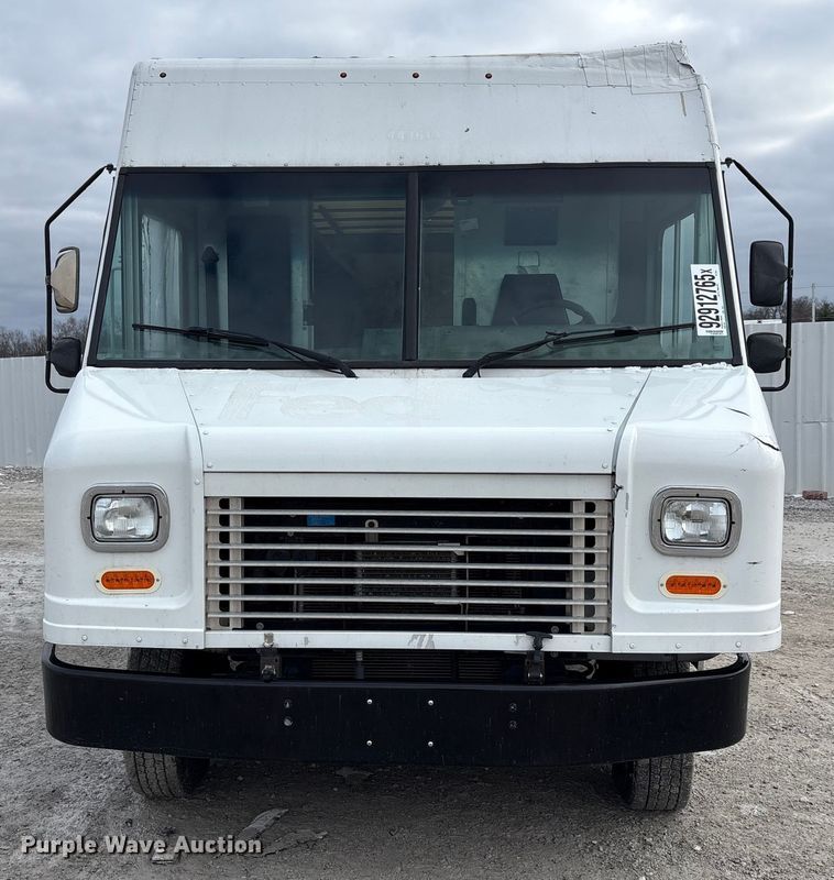 image for item YA1573 2021 Ford E450 Super Duty delivery truck