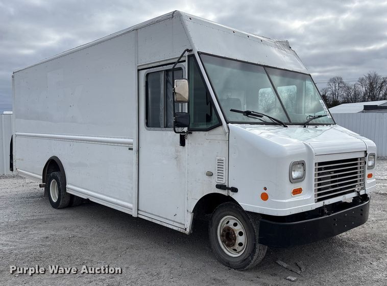 image for item YA1573 2021 Ford E450 Super Duty delivery truck