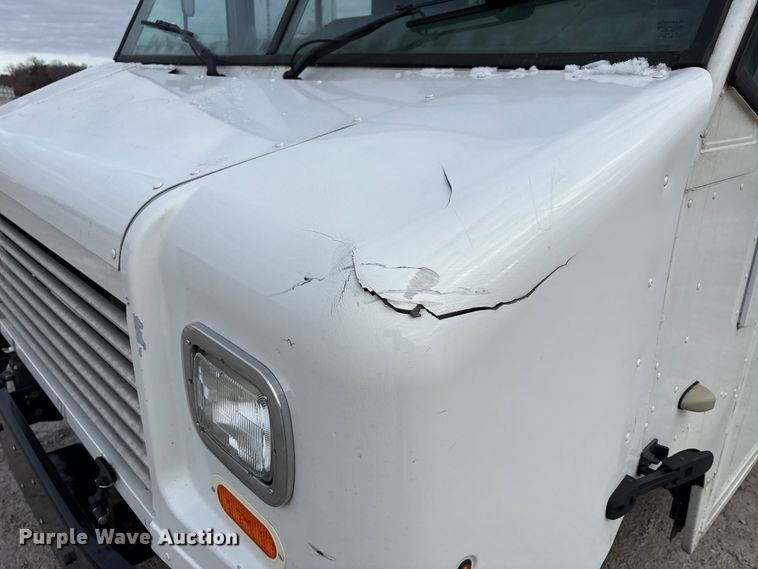 image for item YA1573 2021 Ford E450 Super Duty delivery truck