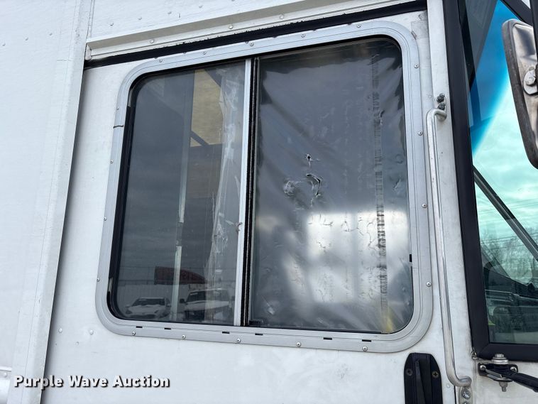 image for item YA1573 2021 Ford E450 Super Duty delivery truck