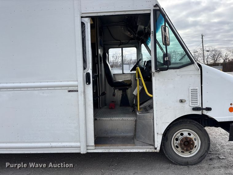 image for item YA1573 2021 Ford E450 Super Duty delivery truck