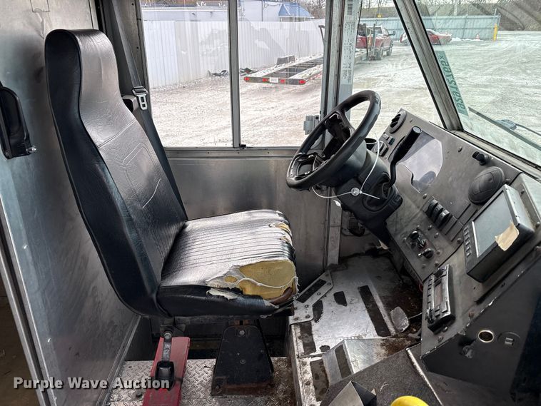 image for item YA1573 2021 Ford E450 Super Duty delivery truck