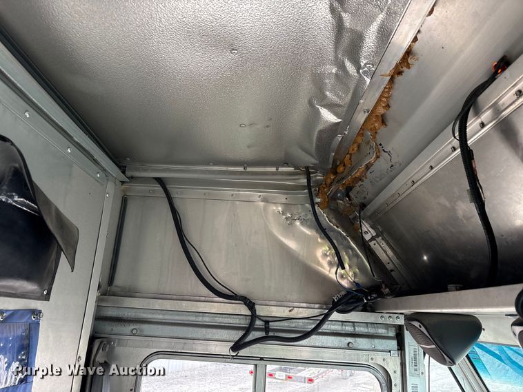 image for item YA1573 2021 Ford E450 Super Duty delivery truck