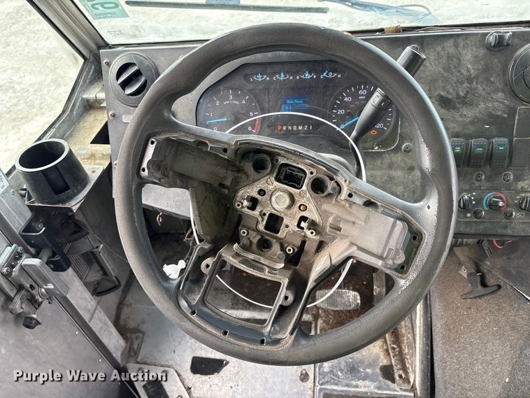 image for item YA1573 2021 Ford E450 Super Duty delivery truck